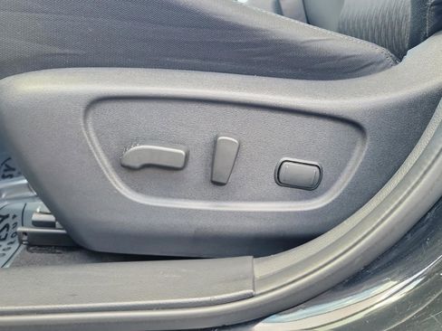 Used 2017 Nissan Rogue SV w/ SV Premium Package image 15