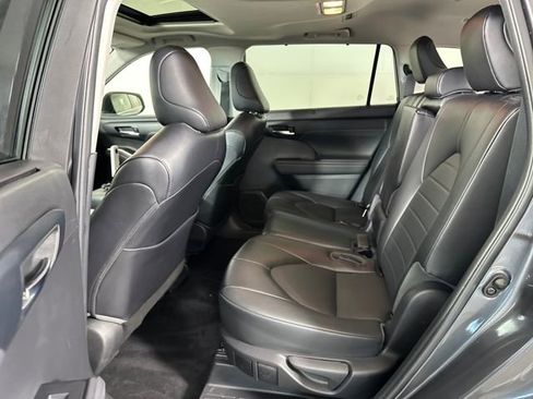Used 2022 Toyota Highlander XLE image 24