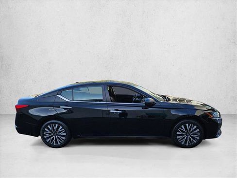 Used 2024 Nissan Altima 2.5 SV image 4