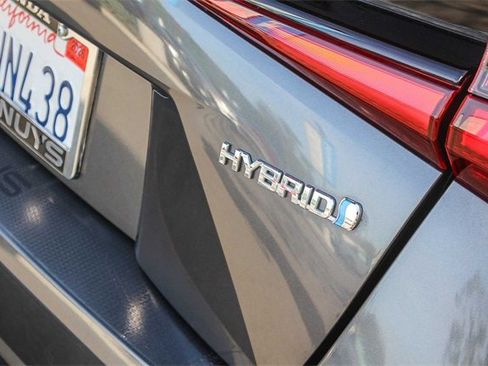 Used 2021 Toyota Prius LE w/ Carpet Mat Package (TMS) image 12