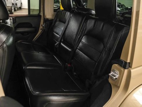 Used 2022 Jeep Wrangler Unlimited Sahara AWD/4WD image 33