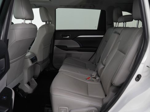 Used 2018 Toyota Highlander XLE image 15