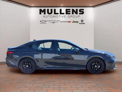 Used 2025 Toyota Camry SE image 4