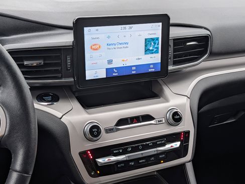 Used 2023 Ford Explorer XLT w/ Equipment Group 202A image 18