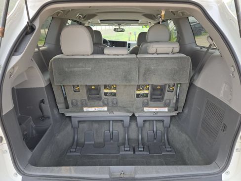 Used 2017 Toyota Sienna XLE FWD image 19
