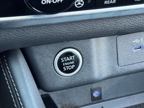 Used 2022 Nissan Rogue Platinum w/ Head-Up Display Package image 16