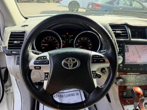 Used 2012 Toyota Highlander Limited w/ Tow Pkg FWD image 12
