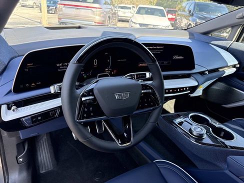 New 2026 Cadillac Optiq Luxury 2 image 32