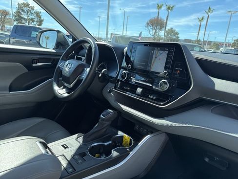 Used 2022 Toyota Highlander XLE image 22