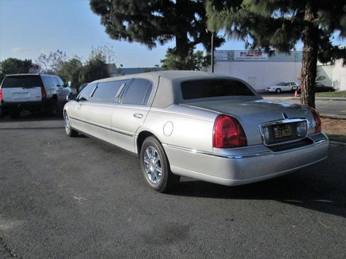 Used 2009 Lincoln Town Car Executive image 19