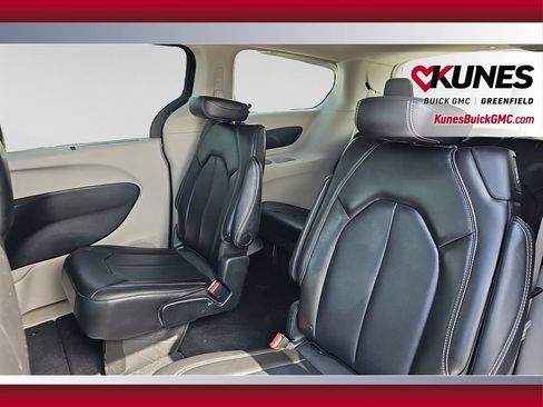 Used 2023 Chrysler Pacifica Touring-L FWD image 17