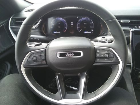 Used 2023 Jeep Grand Cherokee L Laredo image 16