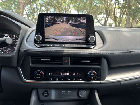 Used 2025 Nissan Rogue SV FWD image 17