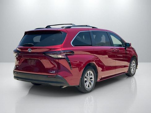 Used 2023 Toyota Sienna LE w/ LE Plus Package FWD image 5