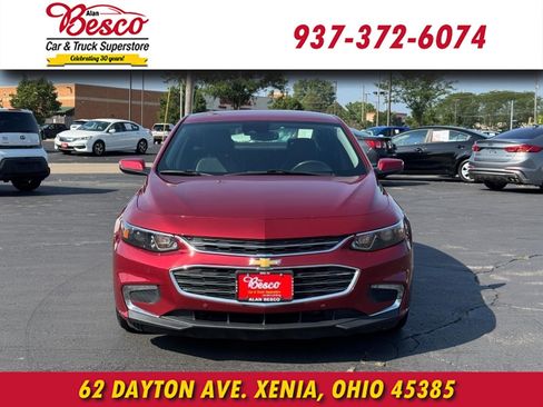 Used 2018 Chevrolet Malibu LT w/ Leather Package FWD image 2