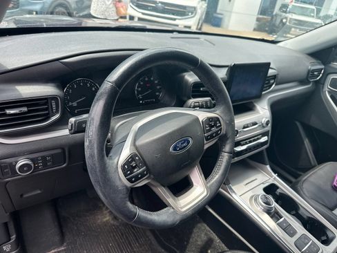 Used 2022 Ford Explorer XLT w/ Equipment Group 202A RWD image 5