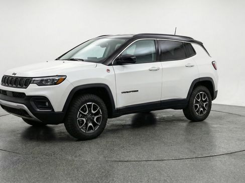 Used 2025 Jeep Compass Trailhawk AWD/4WD image 3