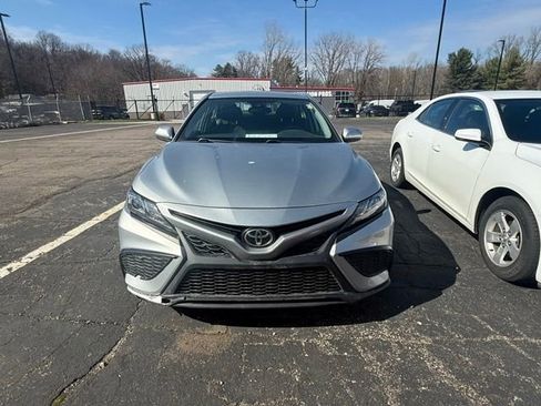 Used 2021 Toyota Camry SE image 2