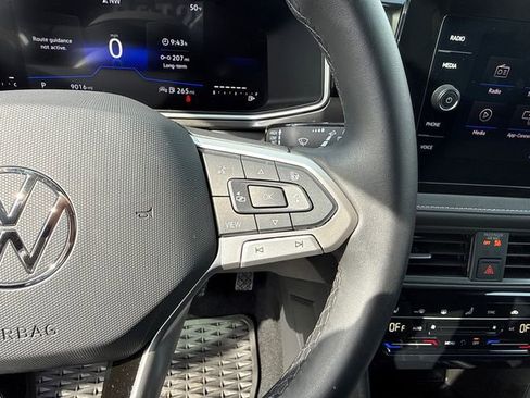 Certified 2025 Volkswagen Taos SE image 16