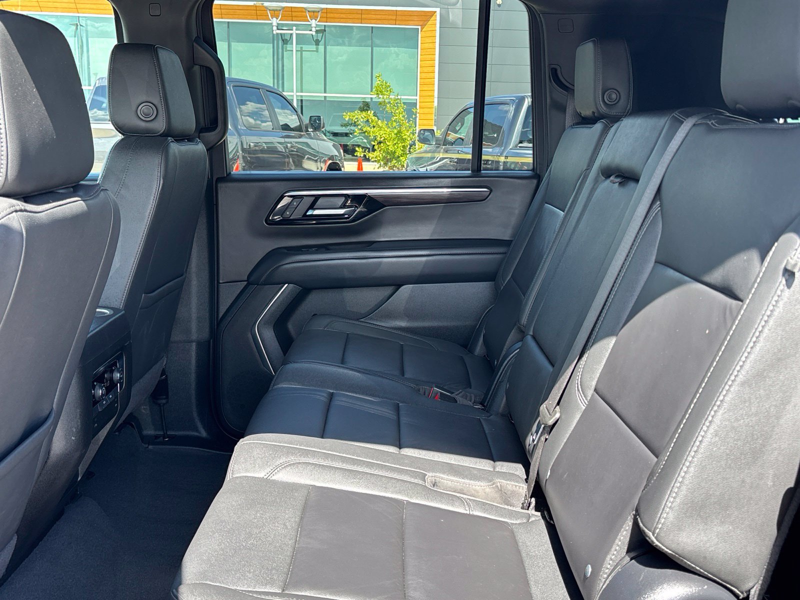 Used 2025 Chevrolet Suburban LT RWD image 15