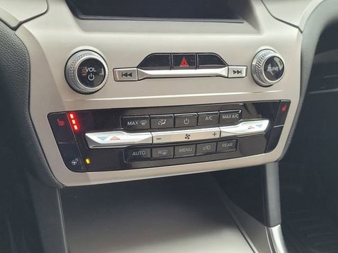 Used 2022 Ford Explorer XLT w/ Equipment Group 202A image 11