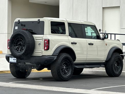 New 2026 Ford Bronco Badlands w/ Sasquatch Package AWD/4WD image 3