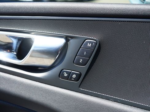 Used 2022 Volvo XC60 B5 Momentum image 14