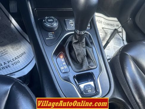 Used 2019 Jeep Cherokee Latitude Plus AWD/4WD image 26