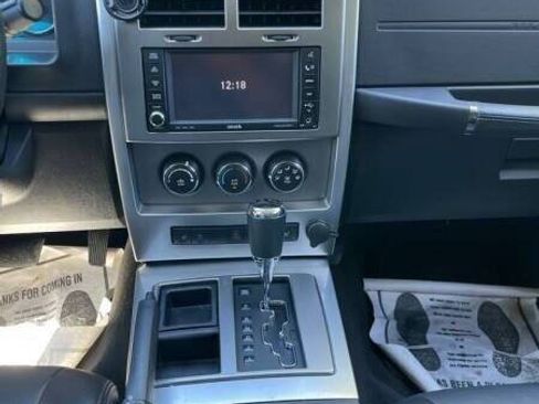 Used 2010 Jeep Liberty Limited w/ Tire & Wheel Group RWD image 15