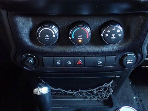 Used 2018 Jeep Wrangler Unlimited Sahara AWD/4WD image 17