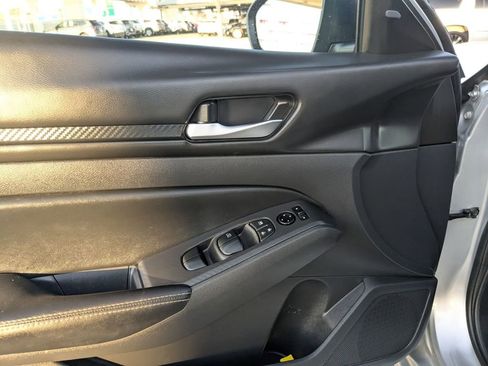 Used 2024 Nissan Altima 2.5 SV image 14