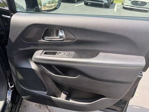 Used 2025 Chrysler Pacifica Select FWD image 42