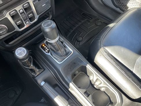 Used 2022 Jeep Wrangler Unlimited Sahara AWD/4WD image 21
