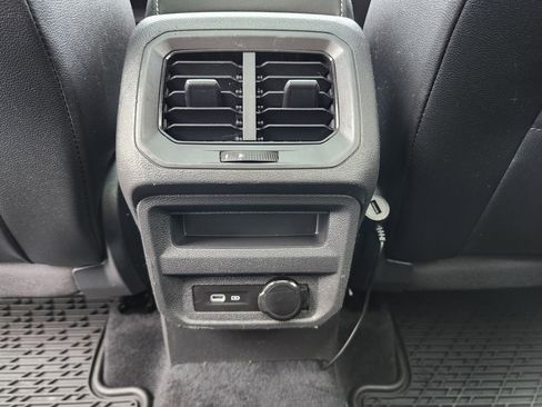 Used 2021 Volkswagen Tiguan SE w/ Panoramic Sunroof Package image 32