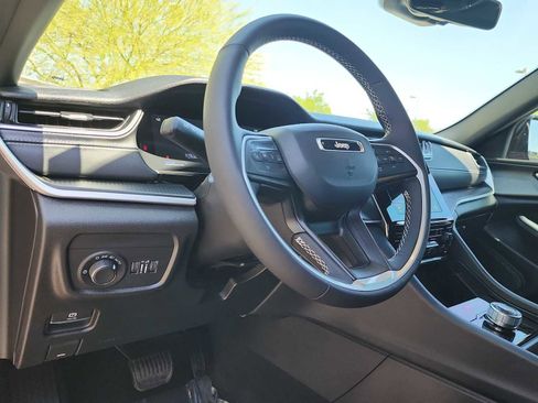 Used 2025 Jeep Grand Cherokee Altitude AWD/4WD image 2