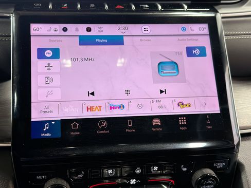 Used 2025 Jeep Grand Cherokee Overland w/ Luxury Tech Group IV AWD/4WD image 31