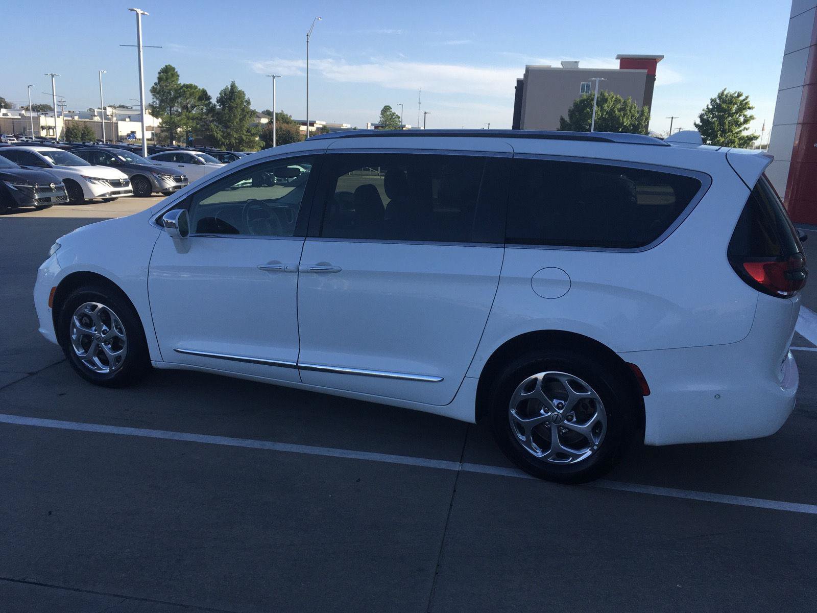 Used 2021 Chrysler Pacifica Limited w/ Premium & Safety Sphere Group AWD/4WD image 10