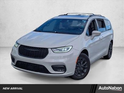 Used 2021 Chrysler Pacifica Limited w/ Uconnect Theater Family Group