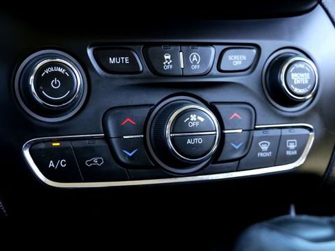 Used 2021 Jeep Cherokee Trailhawk w/ Premium Leather Package image 16