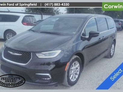 Used 2025 Chrysler Pacifica Select