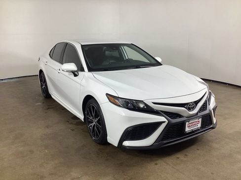 Used 2024 Toyota Camry SE FWD image 3