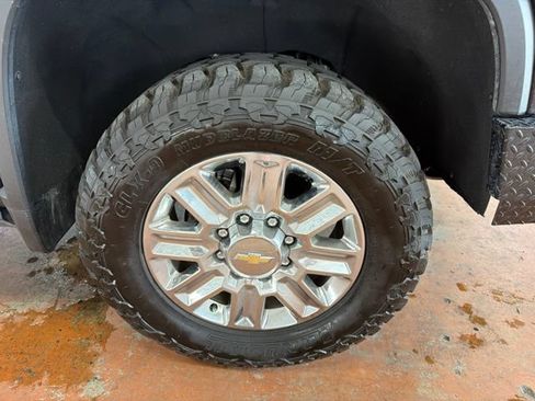 Used 2024 Chevrolet Silverado 2500 High Country w/ Technology Package AWD/4WD image 10