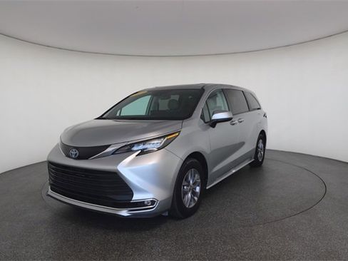Used 2023 Toyota Sienna XLE image 2