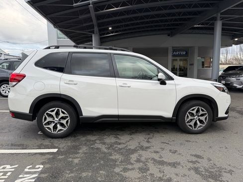 Used 2023 Subaru Forester Premium image 4