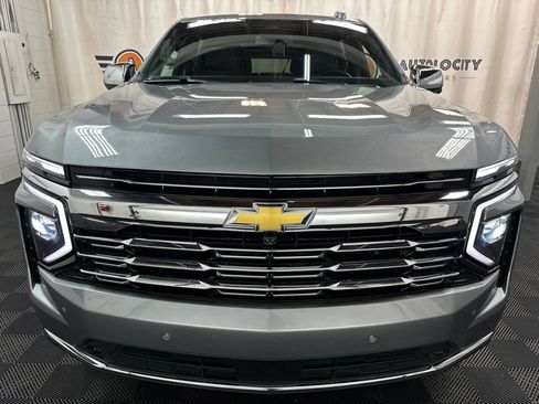 Used 2025 Chevrolet Suburban Premier AWD/4WD image 3