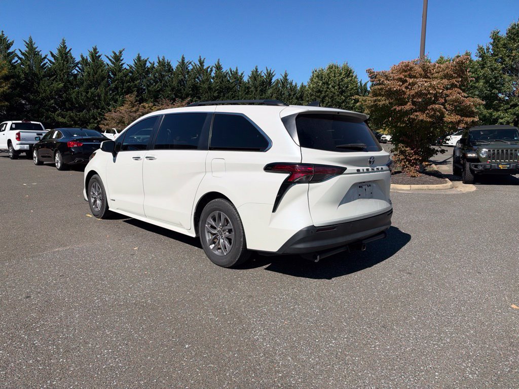 Used 2021 Toyota Sienna XLE FWD image 5