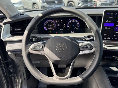 Used 2025 Volkswagen Tiguan SE FWD image 19