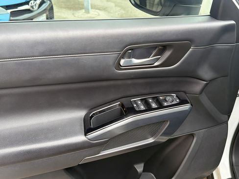 Used 2024 Nissan Pathfinder SL FWD image 17