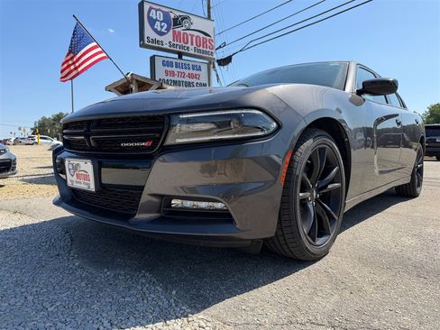 Used 2017 Dodge Charger SXT w/ Plus Group RWD image 9