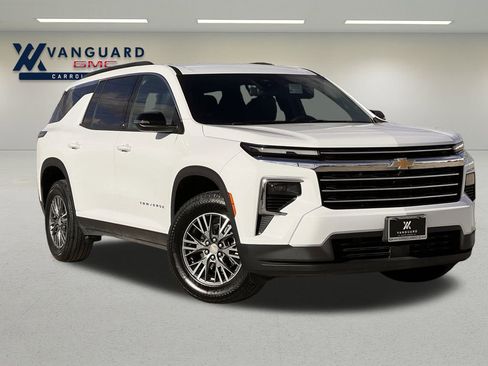 Used 2025 Chevrolet Traverse LT image 2